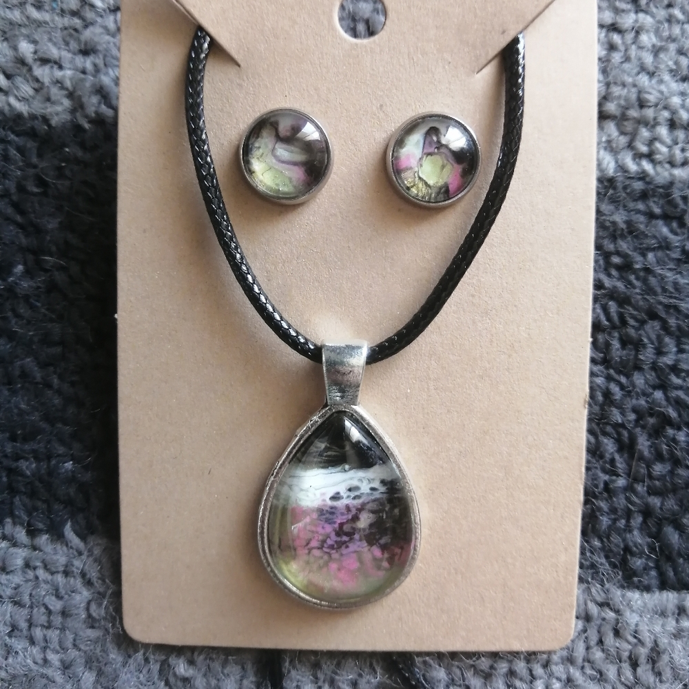 ✨ Earrings and Necklace set ✨